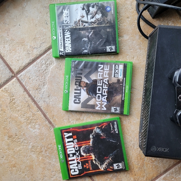 Xbox One Bundle - Picture 2 of 2